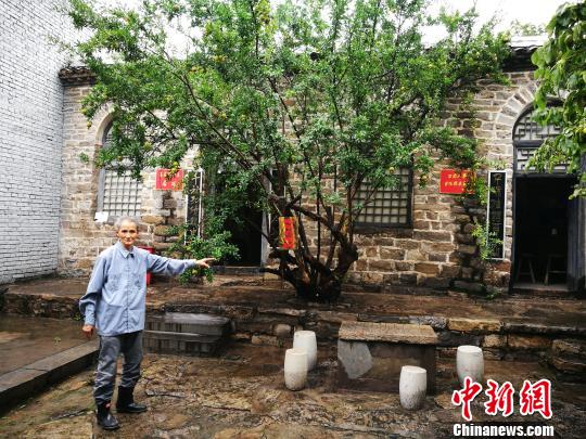 图为李化璟义务守护纪念馆13年?！±钛?摄