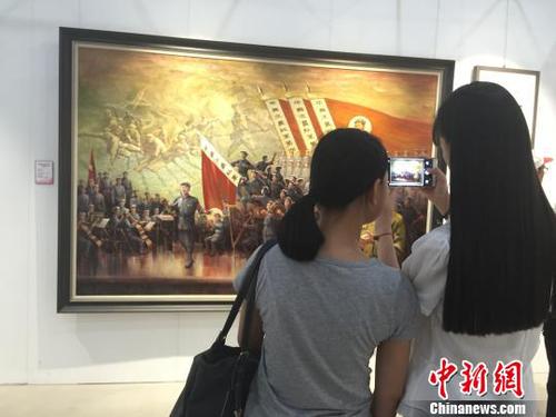 图为参观者正拿着手机拍照。　吴鹏泉 摄