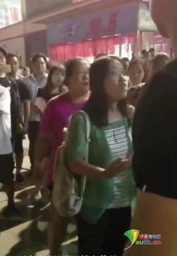 石家庄一超市门口人贩子抢孩子遭殴打 警方回应