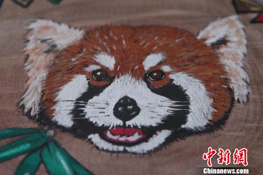 图为珞碧迈创作的4副“嘟嘟”圆木板画像?！≈有?摄