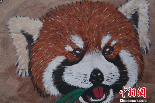 图为珞碧迈创作的4副“嘟嘟”圆木板画像?！≈有?摄