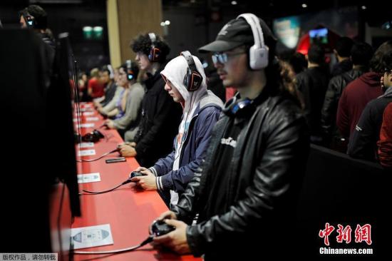 资料图:玩家在某游戏展现场体验参展游戏。 点击进入下一页