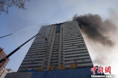 资料图：2014年1月2日下午，兰州市中心一栋高楼顶部失火。杨艳敏 摄