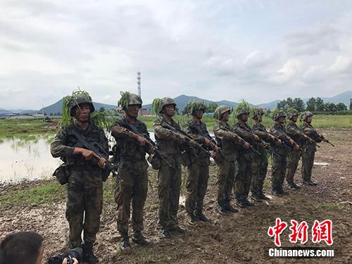 演练归来的战士们 。张曦 摄