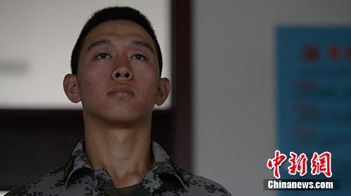 李超脸上仍留有伤疤。 张曦 摄