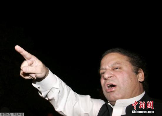 据路透社报道，7月28日，巴基斯坦最高法院在谢里夫家族财富接受腐败调查后，取消了谢里夫担任总理的资格，从而缩短了他的第三个任期。(资料图)