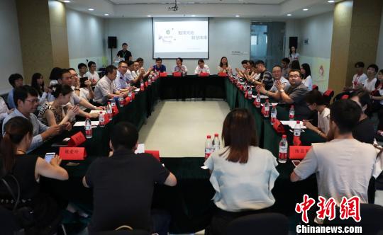 图为座谈会现场?！⊥醺?摄