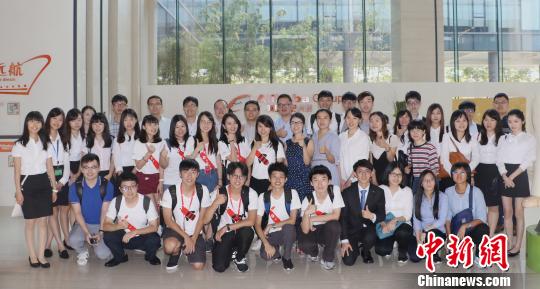 台湾大学生参观阿里巴巴集团并合影留念?！⊥醺?摄