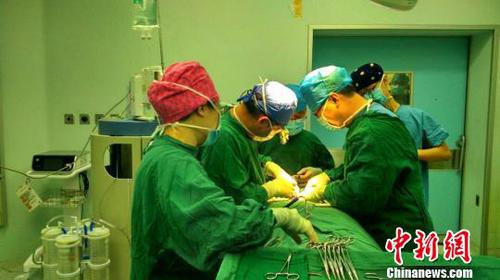 接诊该患者后，医院心电图室与影像科医生迅速完成患者的术前评估，麻醉科、重症医学科、骨科等相关科室进行会诊，制定应急治疗方案后立即实施手术?！⊥踅?摄