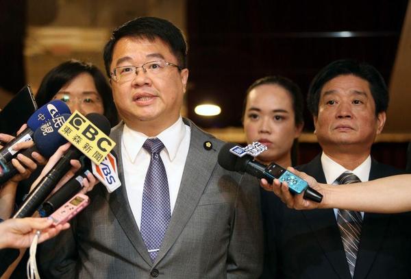 民进党2018新北市长众星捧赖？ 实则刀光剑影、暗藏角力