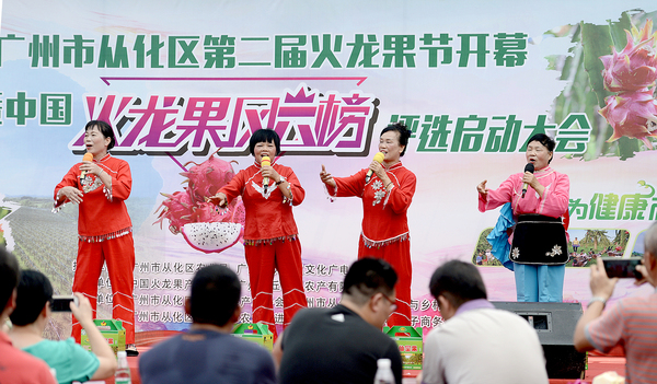 8.地方百姓的一首客家山歌带着对休闲旅游产业的美好祝愿，引起游客和来宾掌声阵阵。jpg