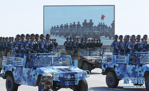 7月30日，庆祝中国人民解放军建军90周年阅兵在位于内蒙古的朱日和训练基地举行。中共中央总书记、国家主席、中央军委主席习近平检阅部队并发表重要讲话。这是海军陆战队方队。新华社记者 沈伯韩 摄 图片来源：新华网