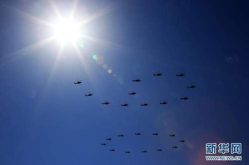 7月30日，庆祝中国人民解放军建军90周年阅兵在位于内蒙古的朱日和训练基地举行。中共中央总书记、国家主席、中央军委主席习近平检阅部队并发表重要讲话。这是纪念标识梯队。新华社记者 查春明 摄 图片来源：新华网