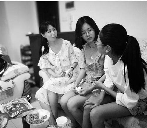 全班42名学生将赴各地读大学 她绘制全国蹭吃图