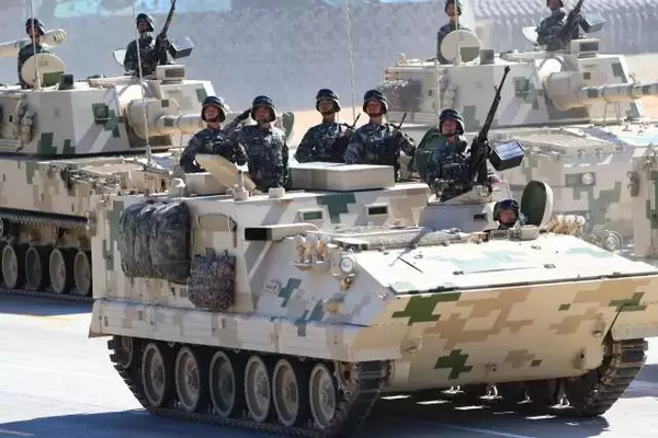 燃爆的沙场大阅兵 传递了五个重大信号