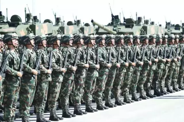 燃爆的沙场大阅兵 传递了五个重大信号