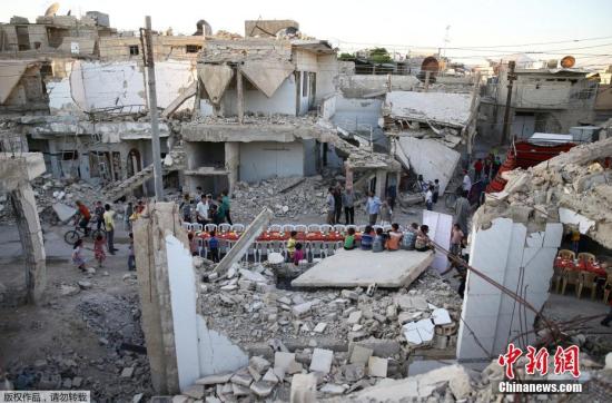 战争如此残酷，这里的人们仍然顽强地生存着，面对逆境他们没有放弃，相信阳光总会到来。