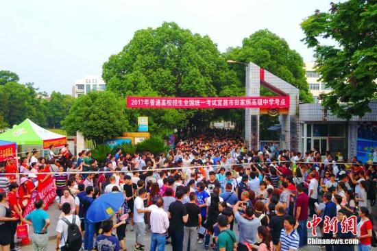 资料图:高考结束后考生走出考场。王康明 摄