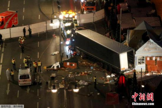 德国联邦检察官办公室当地时间12月21日发布通缉令，悬赏至多10万欧元给予提供有关突尼斯嫌疑人阿尼斯·阿米尔(Anis Amir)线索的民众。阿尼斯·阿米尔现年24岁，被怀疑与周一发生柏林圣诞夜市的恐怖袭击有关，德国警方在袭击中嫌犯所使用的卡车内找到了阿米尔的身份证件。德国检方在悬赏声明中提醒民众“该男子十分暴力且携带武器”。