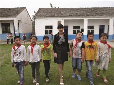邵海霞和孩子们。范木晓子 摄 点击进入下一页