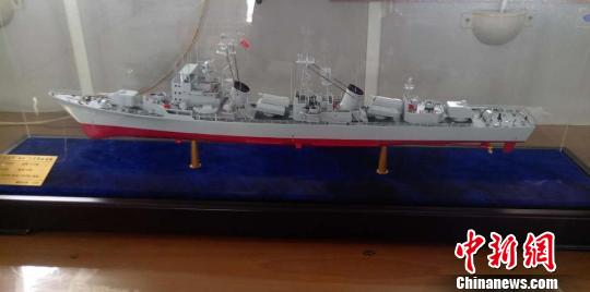 “南昌舰”舰身呈现海军灰，132米长、12.8米宽、29.8米高。图为“南昌舰”船模，7月31日摄。　王剑 摄