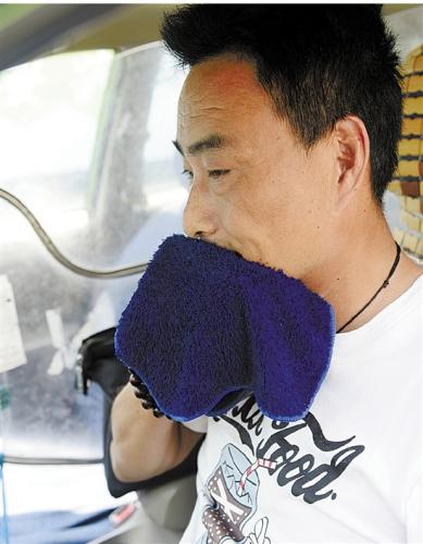 虽然开着空调，但因为长时间暴晒，身上也一直出汗，抹把汗继续开。