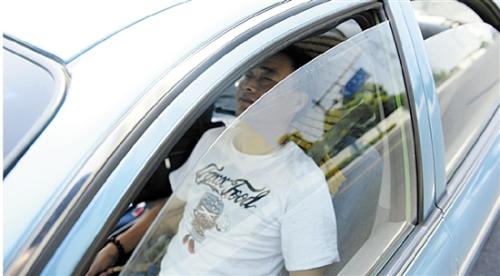 累了刘师傅就把车开到阴凉处眯一会，防止疲劳驾驶。