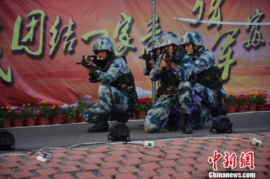 文艺演出现场?！⊙钜?摄