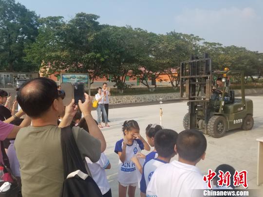 部队官兵叉车摞杯、叉车穿针表演?！⊙钜?摄