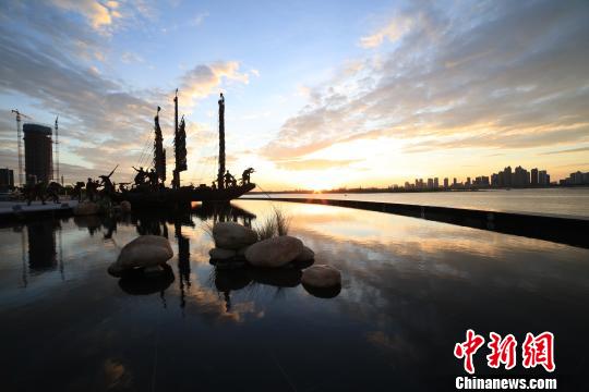 这些雕塑以逼真的场景再现了八一南昌起义的完整过程——90年前，起义部队就是在这里进行集结，乘船渡江，发动了震惊中外的八一南昌起义?！〖钦?华山 摄