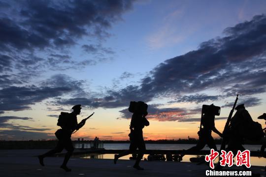 建军雕塑广场这些形态各异的雕塑，展现了90年前起义军有序地在牛行车站集结的场景?！〖钦?华山 摄