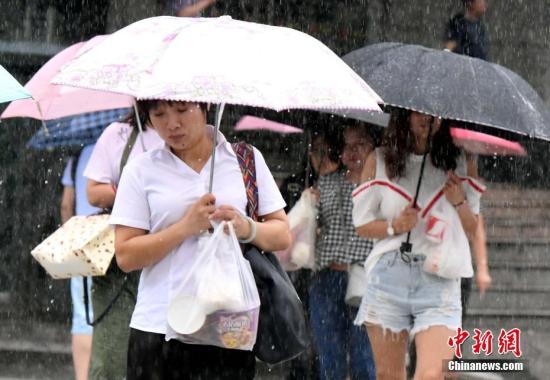 7月31日上午，台风“海棠”给福州带来暴雨，市民冒着大雨出行。今年第10号台风“海棠”于当天02时50分在福清市沿海登陆，登陆时中心附近最大风力8级(18米/秒，热带风暴级)，中心最低气压990百帕。 刘可耕 摄