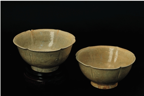 婺州窑 六出筋花口淡青釉茶盏 高4.5cm 婺州窑 六出筋花口淡青釉茶盏 高4.5cm