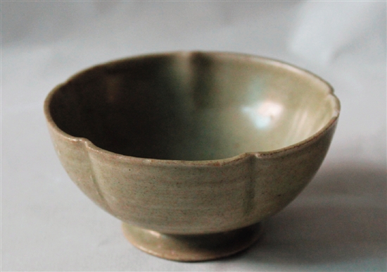 婺州窑 青釉五出筋花口喇叭足茶盏 高3.5cm 底径4cm 口径8.5cm 婺州窑 青釉五出筋花口喇叭足茶盏 高3.5cm 底径4cm 口径8.5cm