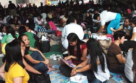 资料图：位于中环的汇丰银行底层是菲佣假日集中歇脚场所之一。