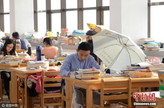 资料图：“考研族”备战2017年全国硕士研究生招生考试。图片来源：视觉中国