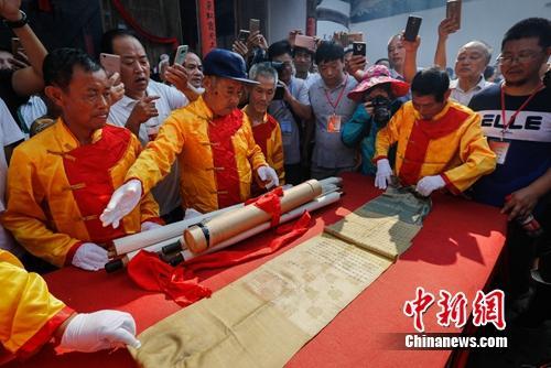 汪家桥村村民晒圣旨。程海波摄