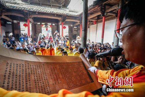 诵读圣旨仪式现场。程海波摄