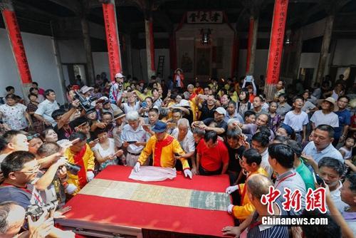 汪家桥村村民晒圣旨，吸引许多游客参观。程海波摄