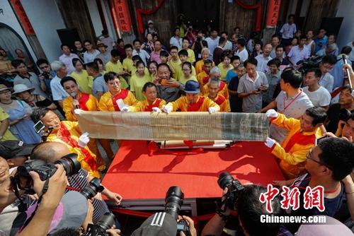 汪家桥村村民晒圣旨。程海波摄