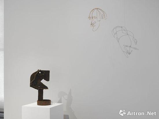 “亚历山大·考尔德 / 大卫·史密斯”（Alexander Calder / David Smith）对话展现场，左为大卫·史密斯肖像作品，右为亚历山大·考尔德肖像作品。? Calder Foundation， New York / 2017， ProLitteris， Zurich Courtesy of the Foundation and Hauser & Wirth ? The Estate of David Smith Courtesy of the Estate and Hauser & Wirth