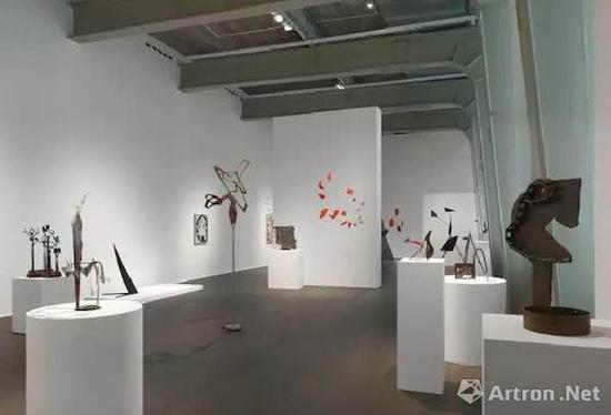 豪瑟沃斯苏黎世展览‘亚历山大·考尔德 / 大卫·史密斯’（Alexander Calder / David Smith）现场图。? 考尔德基金会，纽约 / 2017 ProLitteris，苏黎世，大卫·史密斯艺术资产，图片：大卫·史密斯艺术资产，考尔德基金会，豪瑟沃斯