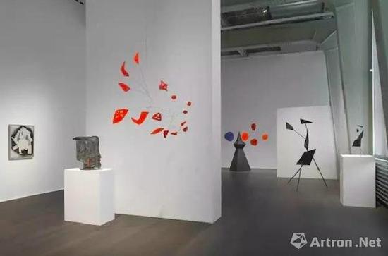 豪瑟沃斯苏黎世展览‘亚历山大·考尔德 / 大卫·史密斯’（Alexander Calder / David Smith）现场图。? 考尔德基金会，纽约 / 2017 ProLitteris，苏黎世，大卫·史密斯艺术资产，图片：大卫·史密斯艺术资产，考尔德基金会，豪瑟沃斯