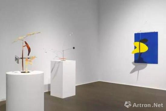 豪瑟沃斯苏黎世展览‘亚历山大·考尔德 / 大卫·史密斯’（Alexander Calder / David Smith）现场图。? 考尔德基金会，纽约 / 2017 ProLitteris，苏黎世，大卫·史密斯艺术资产，图片：大卫·史密斯艺术资产，考尔德基金会，豪瑟沃斯