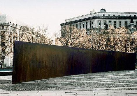 理查德·塞拉《倾斜的弧》