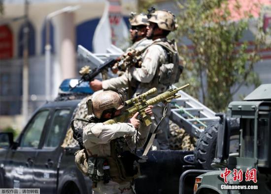 当地时间2017年7月31日，阿富汗喀布尔，当地安全官员称，阿富汗喀布尔伊拉克使馆附近发生自杀炸弹袭击，伤亡暂时不明。