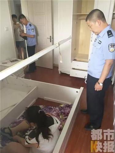 住户房门被撬 翻起床垫发现睡着一名仅着内衣孕妇