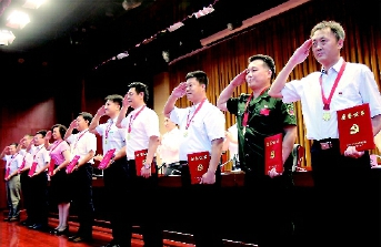     8月1日，北京市民政局召开纪念建军90周年暨“十佳复员转业军人”表彰大会，纪念中国人民解放军成立90年来走过的风雨历程，表彰全局系统优秀复员转业军人，激励广大复员转业军人不忘初心、继续前进。  本报记者  齐波  摄