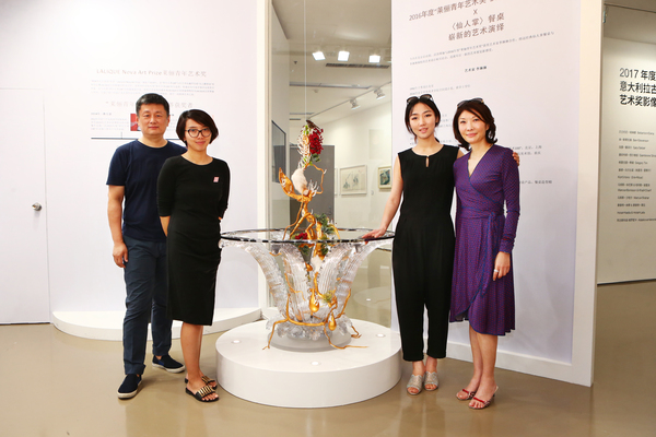 中央美学院赵力教授、青年100执行总监彭玮、莱俪亚洲有限公司总经理萧梦珊、2016年度莱俪青年艺术奖获奖者艺术家李琳琳