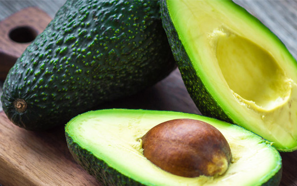 牛油果富含B族维生素、膳食纤维、钾、镁等营养素，以及多酚类等成分。